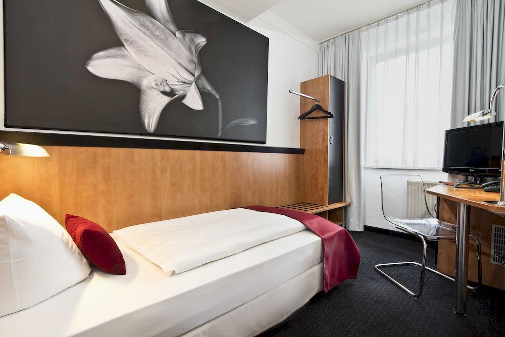 Max Brown Midtown, Part Of Sircle Collection 4*